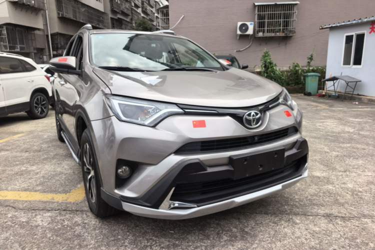 Used Toyota RAV4 2016 2.0L CVT Two-Wheel Drive Fashion Edition China V Standard Front Right 45 Deg