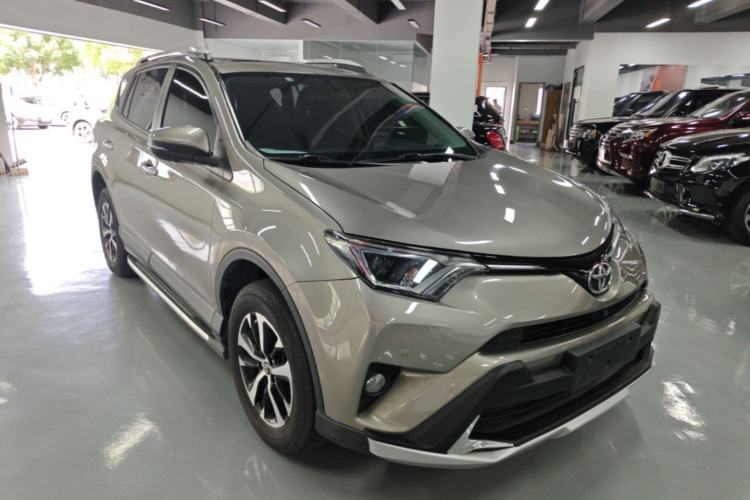 Used Toyota RAV4 2016 2.0L CVT Two-Wheel Drive Fashion Edition China V Standard Front Right 45 Deg