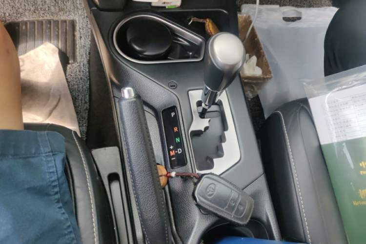 Used Toyota RAV4 2016 2.0L CVT Two-Wheel Drive Smart Edition China V Standard Gear Lever