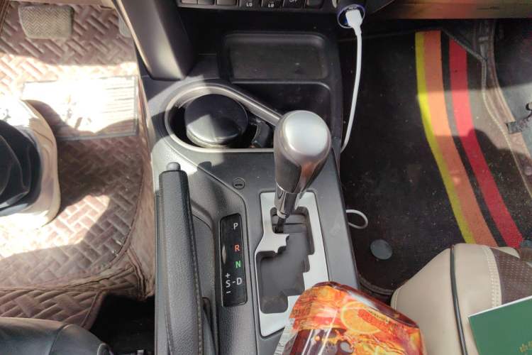 Used Toyota RAV4 2016 2.5L Automatic 4x4 Elite Edition Gear Lever