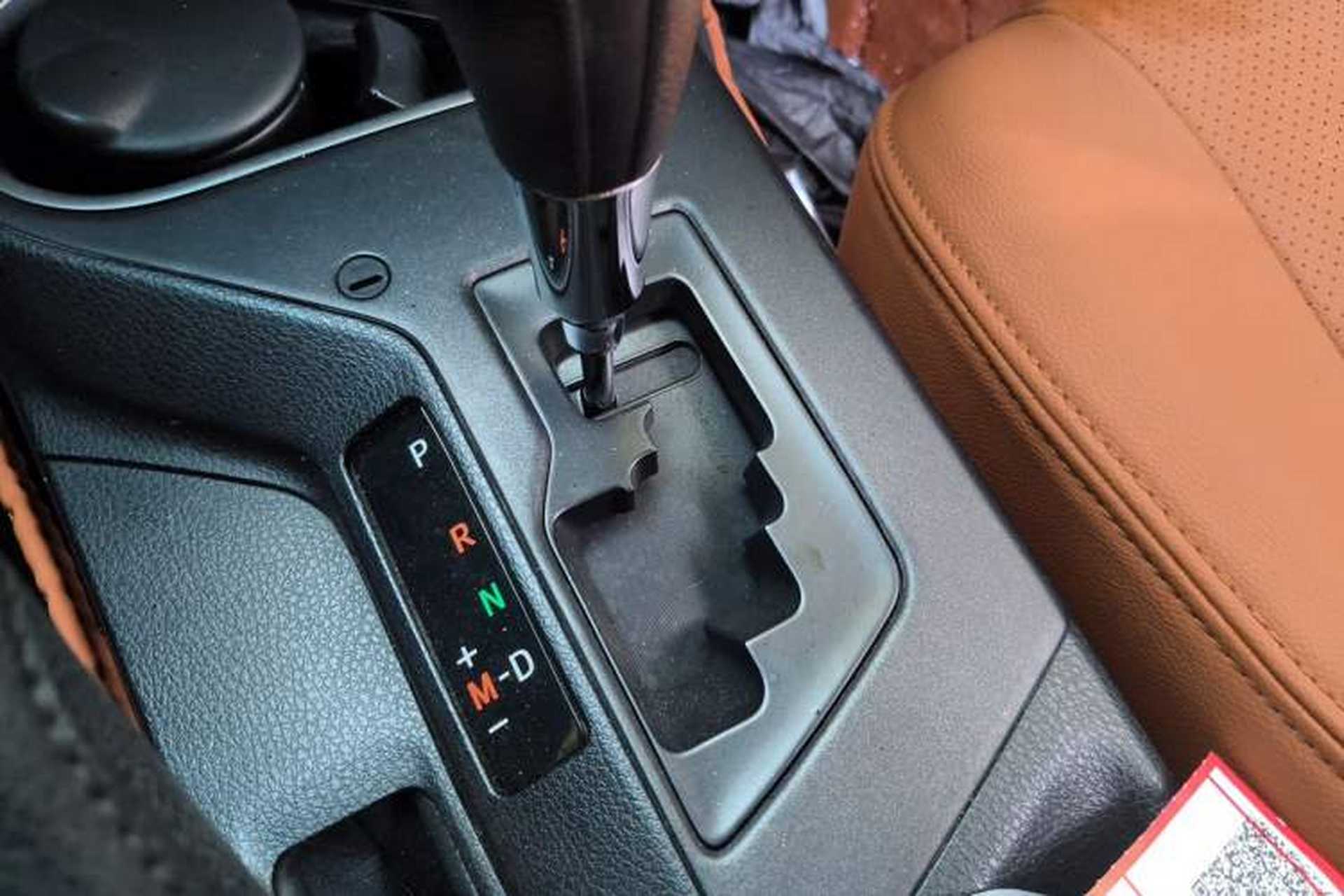 Used Toyota RAV4 2016 2.0L CVT Two-Wheel Drive Fashion Edition China V Standard Gear Lever