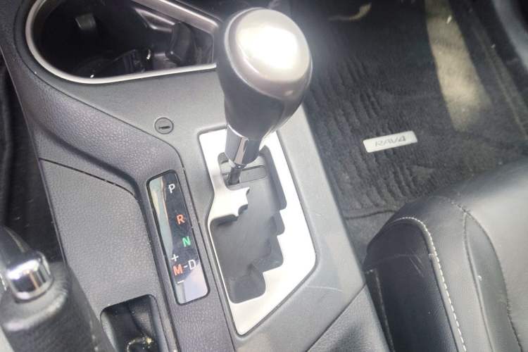 Used Toyota RAV4 2016 2.0L CVT Two-Wheel Drive Smart Edition China V Standard Gear Lever