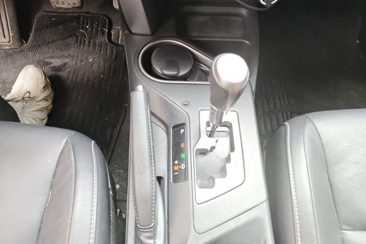Used Toyota RAV4 2016 2.0L CVT Two-Wheel Drive Smart Edition China V Standard Gear Lever