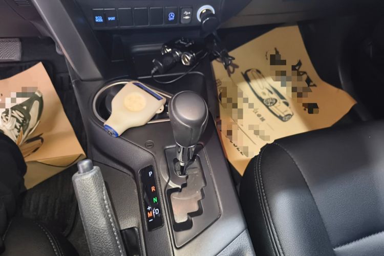 Used Toyota RAV4 2016 2.0L CVT Two-Wheel Drive Fashion Edition China V Standard Gear Lever