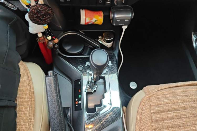 Used Toyota RAV4 2016 2.0L CVT Two-Wheel Drive Urban Edition China V Standard Gear Lever