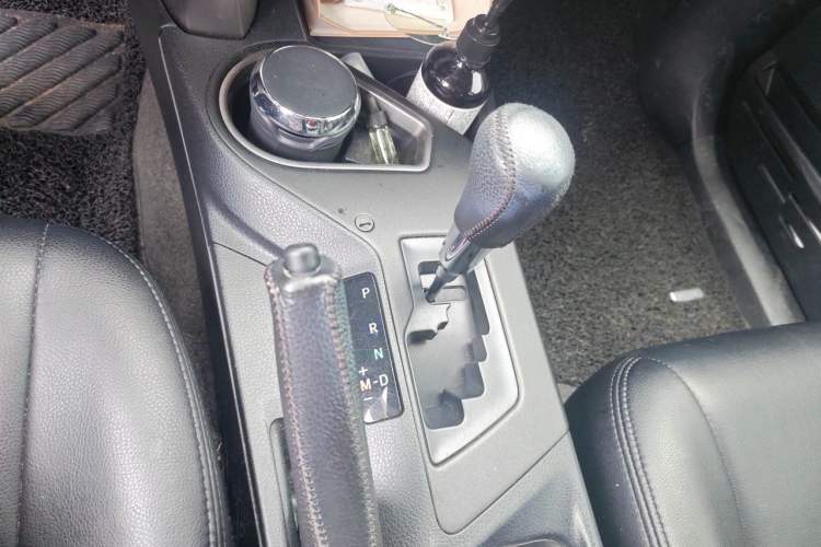 Used Toyota RAV4 2016 2.0L CVT Two-Wheel Drive Fashion Edition China V Standard Gear Lever