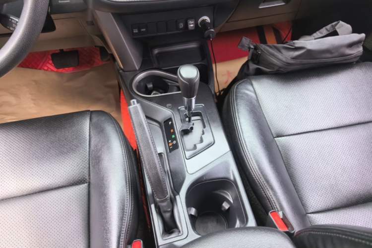 Used Toyota RAV4 2016 2.0L CVT Two-Wheel Drive Fashion Edition China V Standard Gear Lever