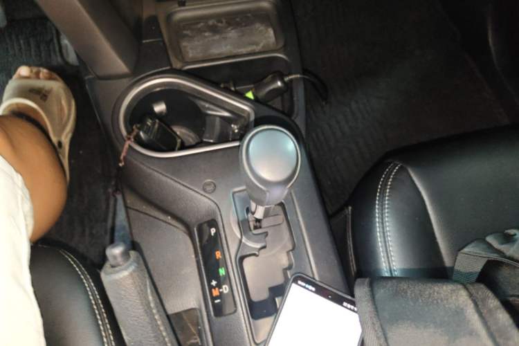 Used Toyota RAV4 2016 2.0L CVT Two-Wheel Drive Fashion Edition China V Standard Gear Lever