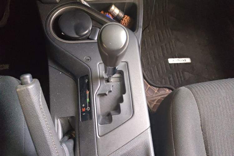Used Toyota RAV4 2016 2.0L CVT Two-Wheel Drive Fashion Edition China V Standard Gear Lever