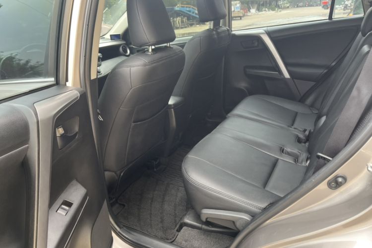 Used Toyota RAV4 2016 2.0L CVT Two-Wheel Drive Fashion Edition China V Standard Interior 4