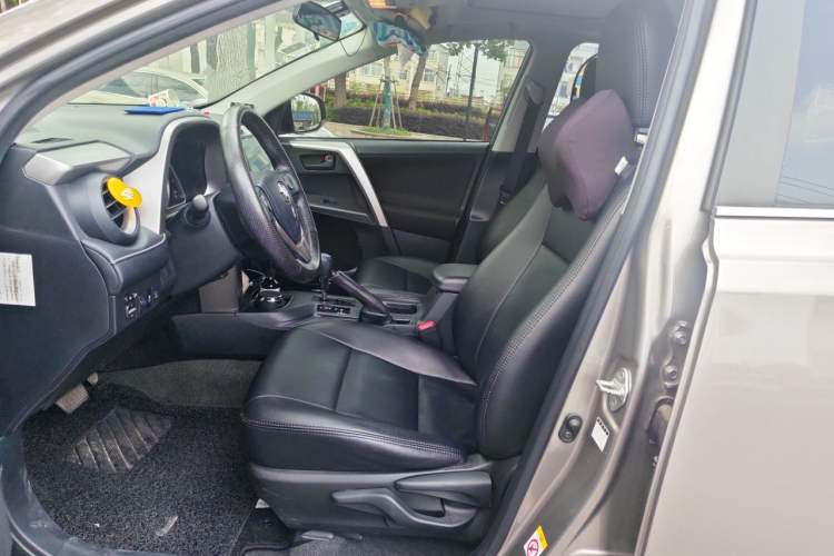 Used Toyota RAV4 2016 2.0L CVT Two-Wheel Drive Fashion Edition China V Standard Left Front Seat
