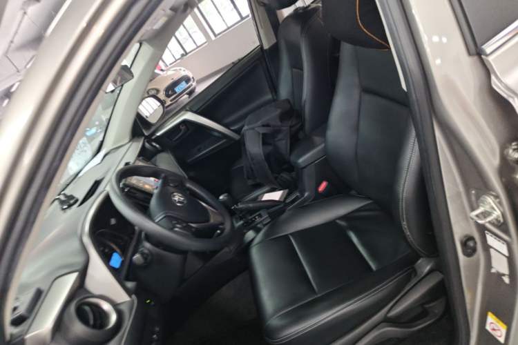 Used Toyota RAV4 2016 2.0L CVT Two-Wheel Drive Fashion Edition China V Standard Left Front Seat