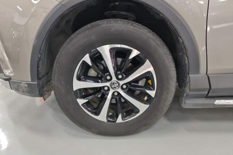 Used Toyota RAV4 2016 2.0L CVT Two-Wheel Drive Fashion Edition China V Standard Left Front Wheel Hub