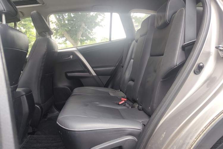 Used Toyota RAV4 2016 2.0L CVT Two-Wheel Drive Smart Edition China V Standard Left Rear Seat