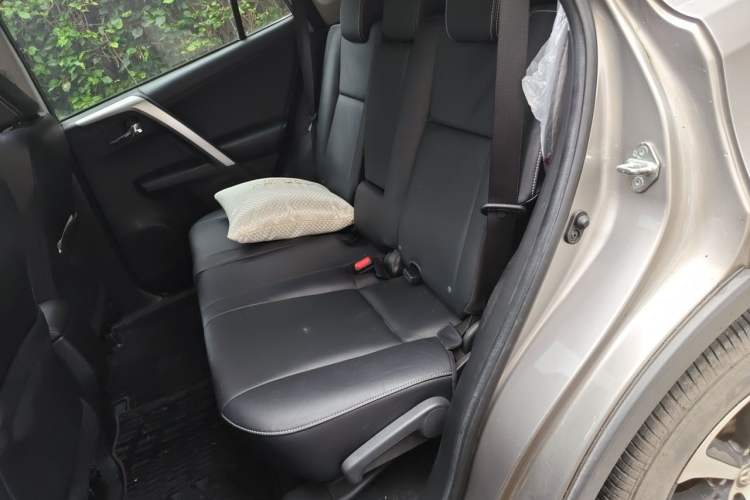 Used Toyota RAV4 2016 2.0L CVT Two-Wheel Drive Smart Edition China V Standard Left Rear Seat