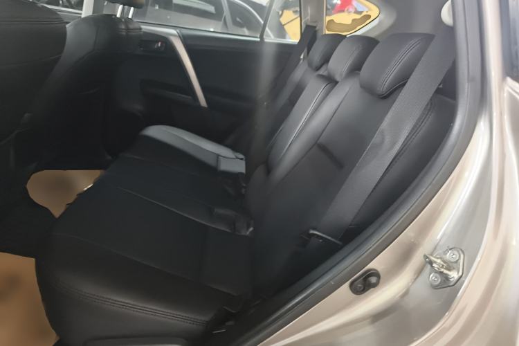 Used Toyota RAV4 2016 2.0L CVT Two-Wheel Drive Fashion Edition China V Standard Left Rear Seat