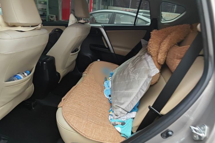 Used Toyota RAV4 2016 2.0L CVT Two-Wheel Drive Urban Edition China V Standard Left Rear Seat