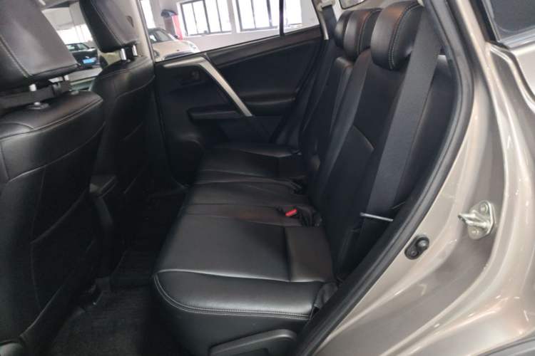 Used Toyota RAV4 2016 2.0L CVT Two-Wheel Drive Fashion Edition China V Standard Left Rear Seat
