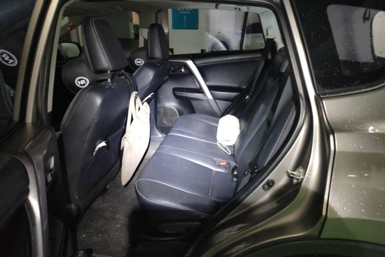Used Toyota RAV4 2016 2.0L CVT Two-Wheel Drive Smart Edition China V Standard Left Rear Seat