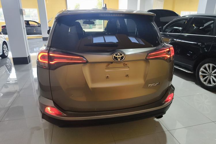 Used Toyota RAV4 2016 2.0L CVT Two-Wheel Drive Fashion Edition China V Standard Rear