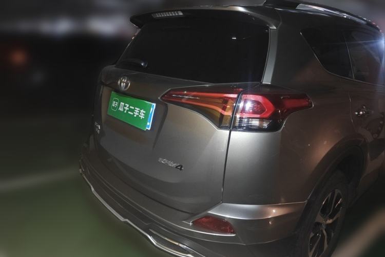 Used Toyota RAV4 2016 2.0L CVT Two-Wheel Drive Fashion Edition China V Standard Rear