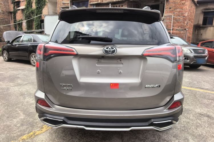 Used Toyota RAV4 2016 2.0L CVT Two-Wheel Drive Fashion Edition China V Standard Rear