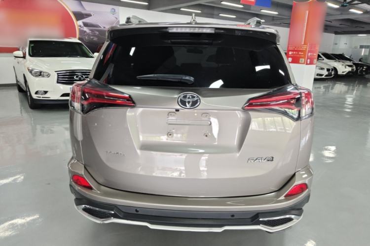 Used Toyota RAV4 2016 2.0L CVT Two-Wheel Drive Fashion Edition China V Standard Rear