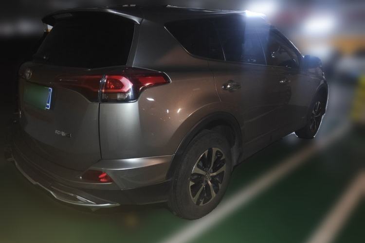 Used Toyota RAV4 2016 2.0L CVT Two-Wheel Drive Fashion Edition China V Standard Rear Right 45 Deg