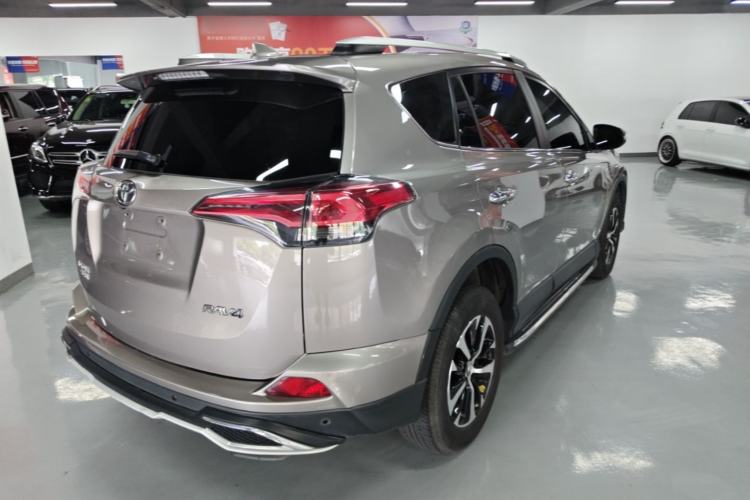 Used Toyota RAV4 2016 2.0L CVT Two-Wheel Drive Fashion Edition China V Standard Rear Right 45 Deg