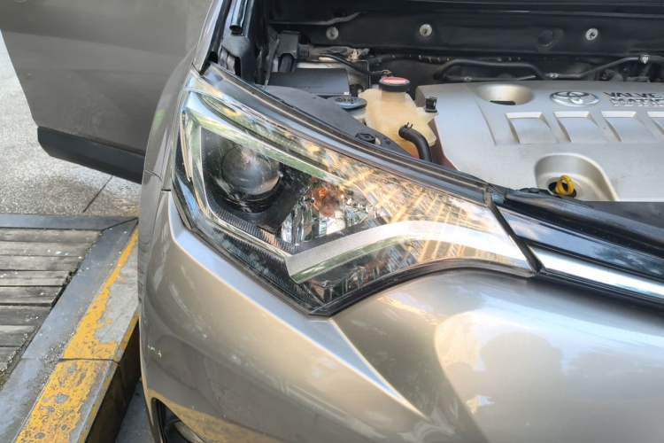 Used Toyota RAV4 2016 2.0L CVT Two-Wheel Drive Fashion Edition China V Standard Right Front Headlight