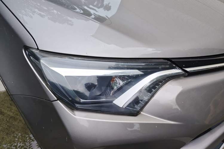 Used Toyota RAV4 2016 2.0L CVT Two-Wheel Drive Smart Edition China V Standard Right Front Headlight