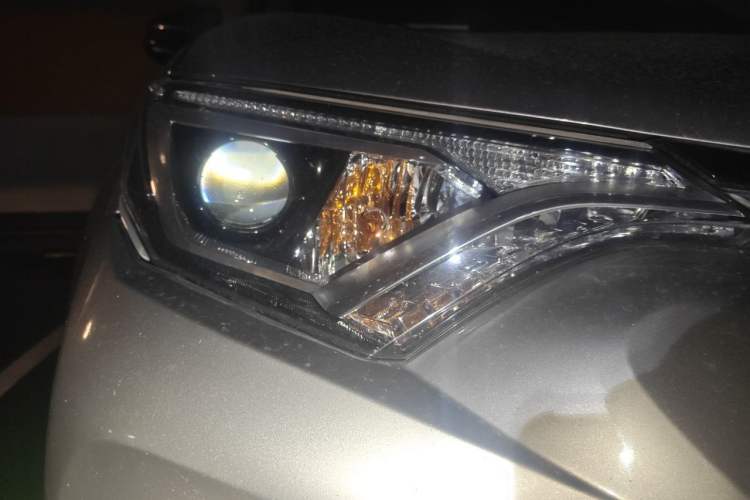 Used Toyota RAV4 2016 2.0L CVT Two-Wheel Drive Fashion Edition China V Standard Right Front Headlight
