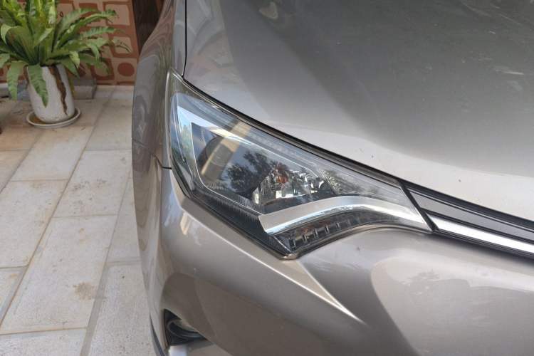 Used Toyota RAV4 2016 2.0L CVT Two-Wheel Drive Fashion Edition China V Standard Right Front Headlight