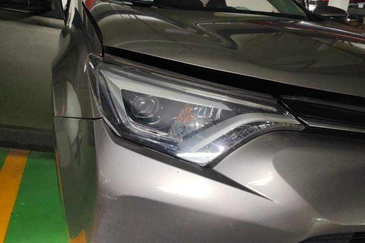 Used Toyota RAV4 2016 2.0L CVT Two-Wheel Drive Smart Edition China V Standard Right Front Headlight