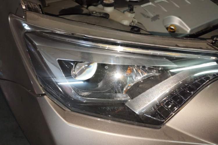 Used Toyota RAV4 2016 2.0L CVT Two-Wheel Drive Smart Edition China V Standard Right Front Headlight