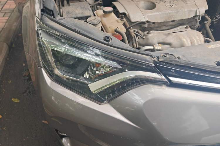 Used Toyota RAV4 2016 2.5L Automatic 4x4 Elite Edition Right Front Headlight