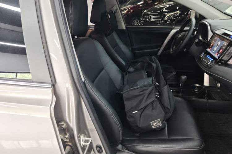 Used Toyota RAV4 2016 2.0L CVT Two-Wheel Drive Fashion Edition China V Standard Right Front Seat