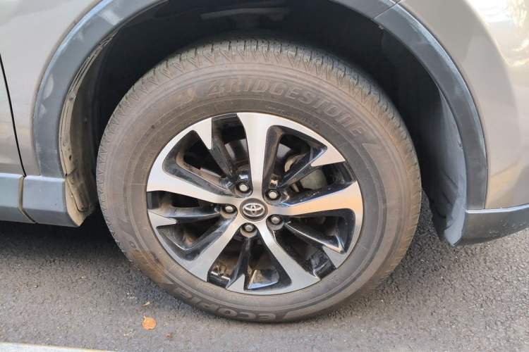 Used Toyota RAV4 2016 2.0L CVT Two-Wheel Drive Fashion Edition China V Standard Right Front Wheel Hub