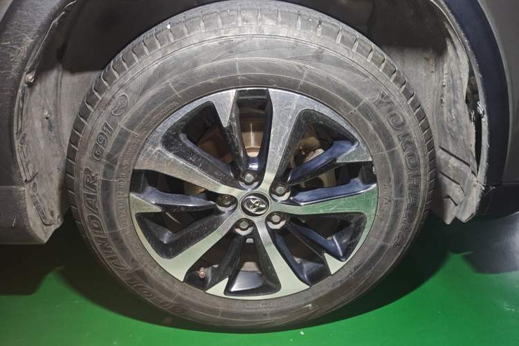 Used Toyota RAV4 2016 2.0L CVT Two-Wheel Drive Fashion Edition China V Standard Right Front Wheel Hub