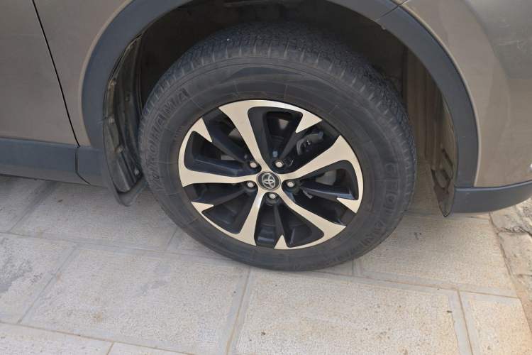 Used Toyota RAV4 2016 2.0L CVT Two-Wheel Drive Fashion Edition China V Standard Right Front Wheel Hub