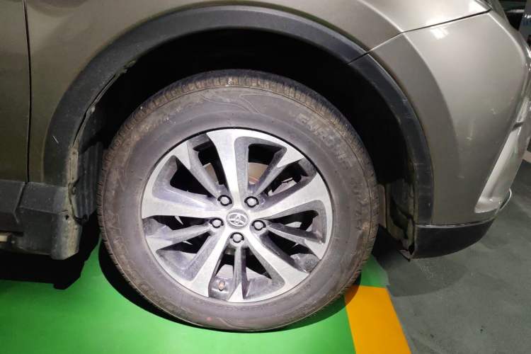 Used Toyota RAV4 2016 2.0L CVT Two-Wheel Drive Smart Edition China V Standard Right Front Wheel Hub