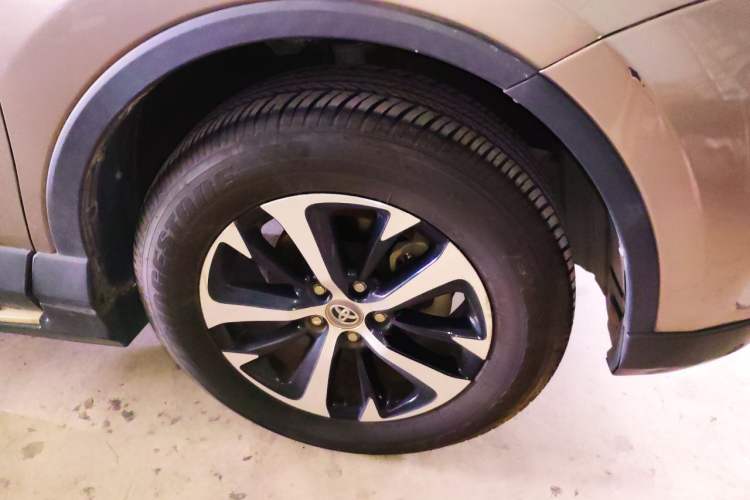 Used Toyota RAV4 2016 2.0L CVT Two-Wheel Drive Comfort Edition China V Standard Right Front Wheel Hub