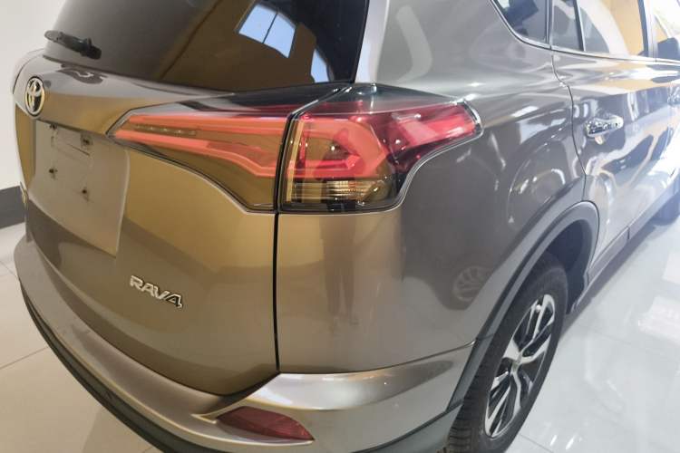 Used Toyota RAV4 2016 2.0L CVT Two-Wheel Drive Fashion Edition China V Standard Right Rear Taillight