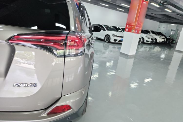 Used Toyota RAV4 2016 2.0L CVT Two-Wheel Drive Fashion Edition China V Standard Right Rear Taillight