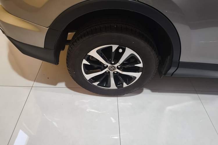 Used Toyota RAV4 2016 2.0L CVT Two-Wheel Drive Fashion Edition China V Standard Right Rear Wheel Hub