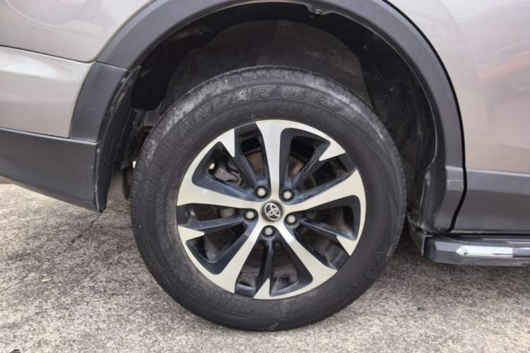 Used Toyota RAV4 2016 2.0L CVT Two-Wheel Drive Fashion Edition China V Standard Right Rear Wheel Hub