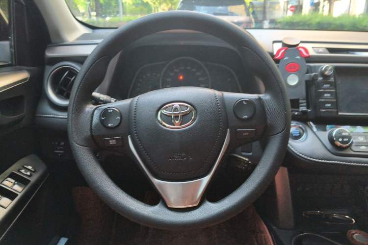 Used Toyota RAV4 2016 2.0L CVT Two-Wheel Drive Fashion Edition China V Standard Steering Wheel
