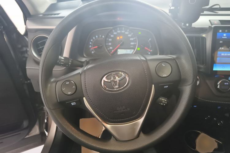 Used Toyota RAV4 2016 2.0L CVT Two-Wheel Drive Fashion Edition China V Standard Steering Wheel