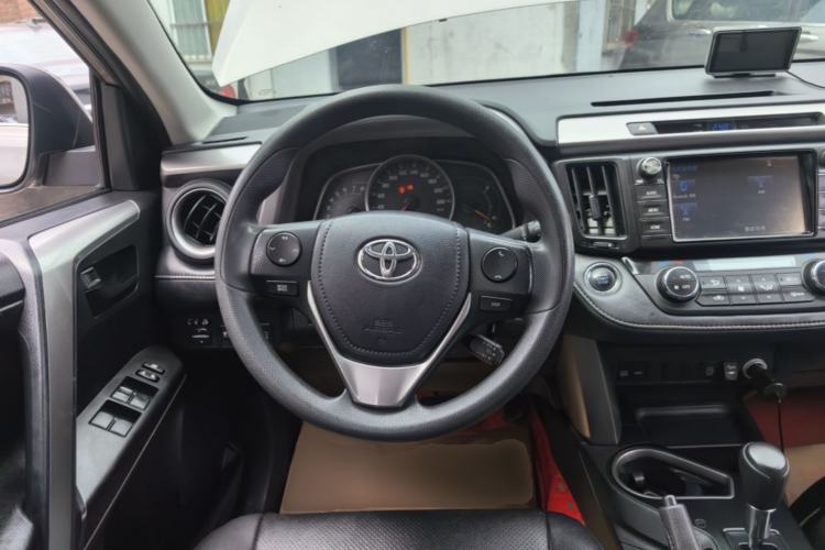 Used Toyota RAV4 2016 2.0L CVT Two-Wheel Drive Fashion Edition China V Standard Steering Wheel