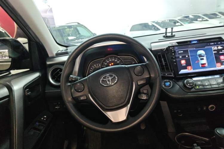 Used Toyota RAV4 2016 2.0L CVT Two-Wheel Drive Fashion Edition China V Standard Steering Wheel
